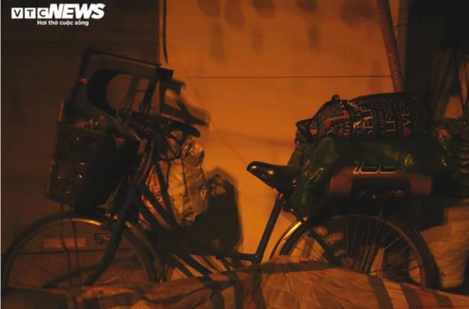 Xót xa cảnh màn trời chiếu đất của người vô gia cư tại Hà Nội-10