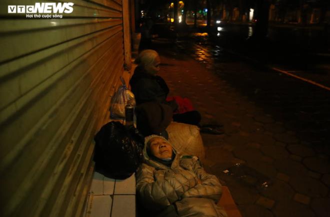 Xót xa cảnh màn trời chiếu đất của người vô gia cư tại Hà Nội-2