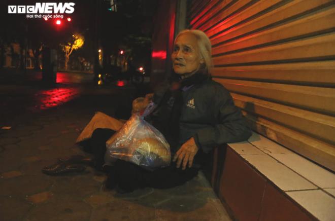 Xót xa cảnh màn trời chiếu đất của người vô gia cư tại Hà Nội-3