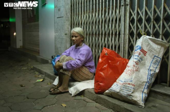 Xót xa cảnh màn trời chiếu đất của người vô gia cư tại Hà Nội-4