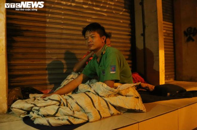 Xót xa cảnh màn trời chiếu đất của người vô gia cư tại Hà Nội-7