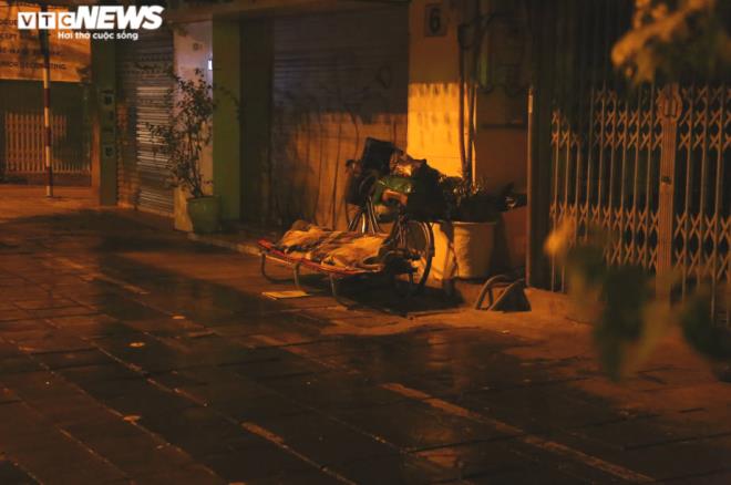 Xót xa cảnh màn trời chiếu đất của người vô gia cư tại Hà Nội-8