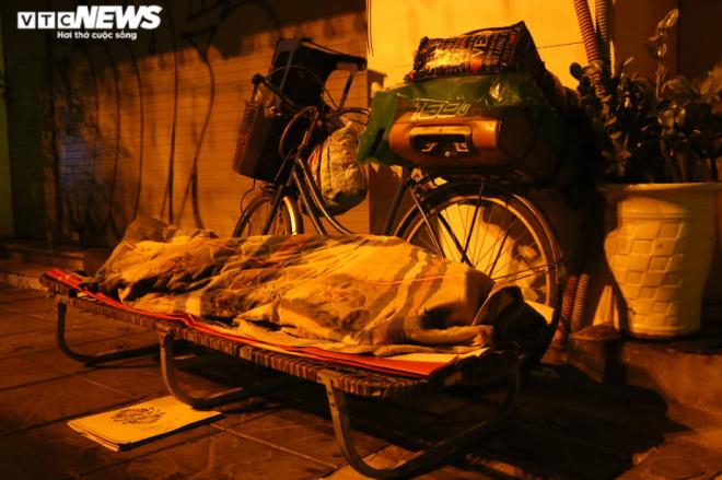 Xót xa cảnh màn trời chiếu đất của người vô gia cư tại Hà Nội-9