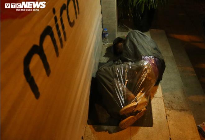 Xót xa cảnh màn trời chiếu đất của người vô gia cư tại Hà Nội-11