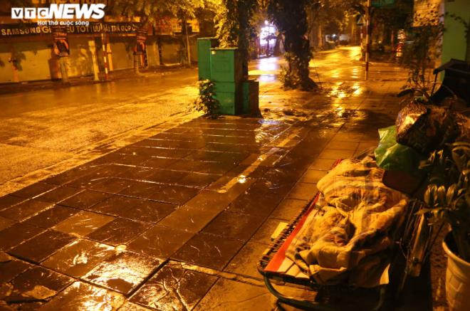 Xót xa cảnh màn trời chiếu đất của người vô gia cư tại Hà Nội-12