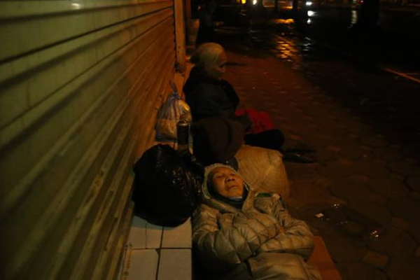 Phận đời vô gia cư đằm mình trong cái lạnh thấu xương đêm Hà Nội: Người ta có nhà để về, có con cháu quây quần, tôi mấy chục năm lang thang ngoài đường rồi cũng quen-16