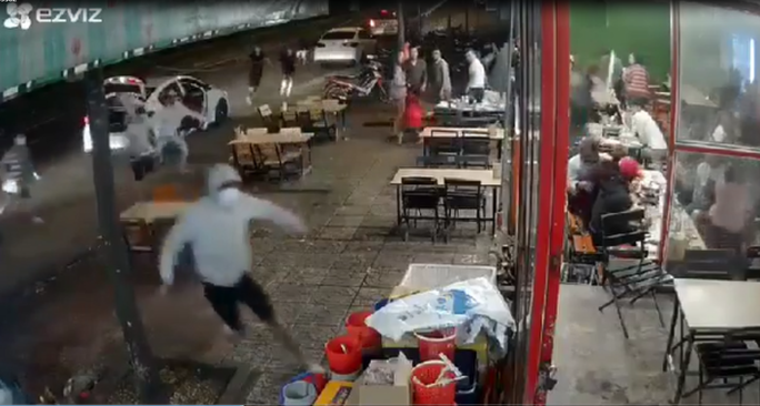 CLIP: Băng nhóm bịt mặt từ 3 ôtô lao vào quán nhậu hỗn chiến kinh hoàng-1