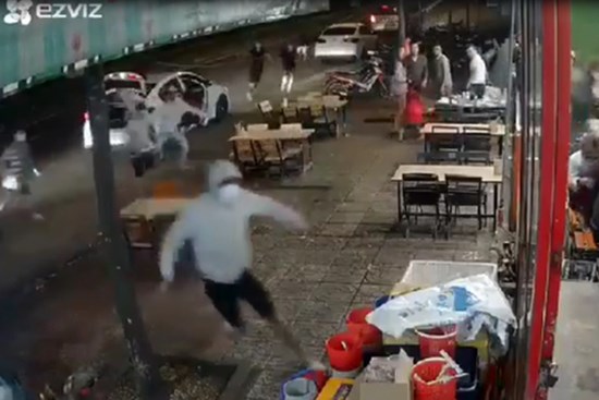 CLIP: Băng nhóm bịt mặt từ 3 ôtô lao vào quán nhậu hỗn chiến kinh hoàng