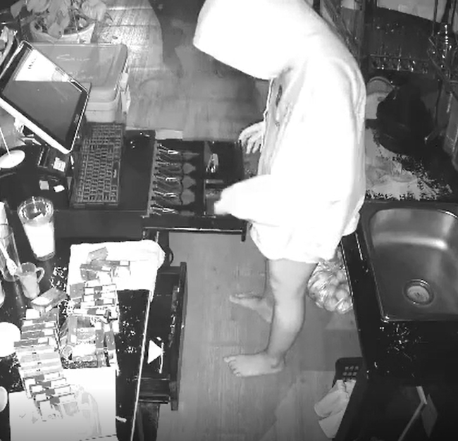 Nữ đạo chích số nhọ: Bất chấp nguy hiểm đột nhập cửa tiệm, hì hục phá khóa nhưng rồi tiu nghỉu với những gì hiện ra trước mắt-1