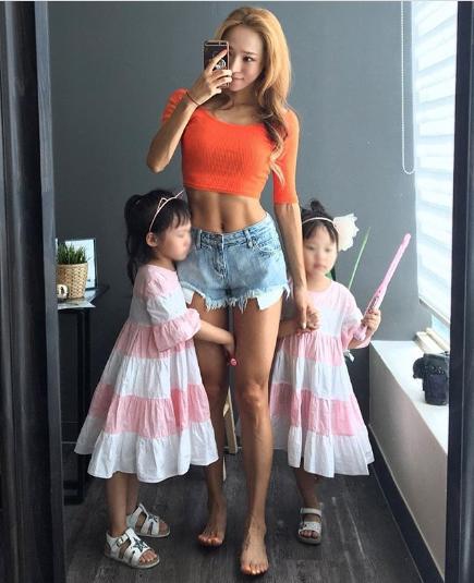 Mẹ 2 con lột xác ngoạn mục trở thành nữ thần cơ bụng vì không thể chấp nhận được hình ảnh của chính mình sau sinh: Nặng 82kg, bụng ngân ngấn mỡ-17