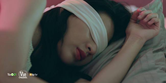 Chọc tức vợ yêu: Nữ chính mặc hớ hênh nằm trên giường làm quà cho tổng tài-3