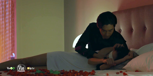 Chọc tức vợ yêu: Nữ chính mặc hớ hênh nằm trên giường làm quà cho tổng tài-6