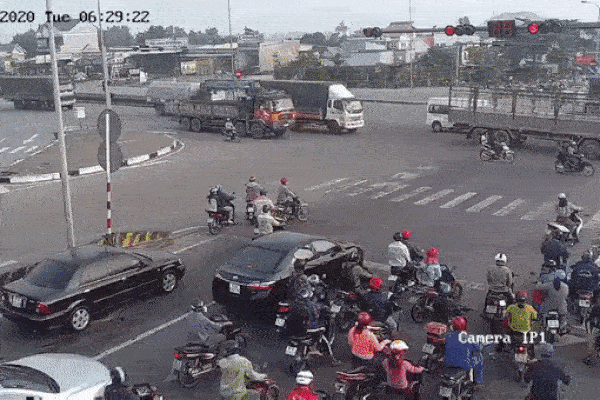 Khoảnh khắc container ủn hàng loạt phương tiện dừng chờ đèn đỏ, nhiều người hoảng sợ, la hét kêu cứu