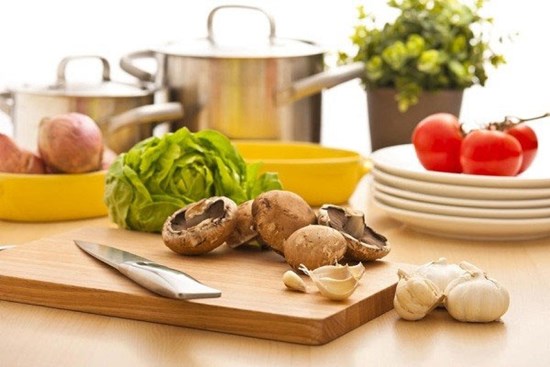 Hàng ngày dùng thớt nhưng bạn đã biết cách bảo quản và sử dụng cho thật bền và diệt khuẩn chưa?