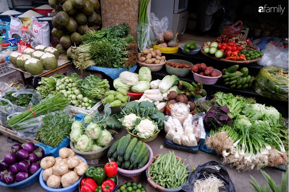 Ảnh hưởng mưa bão giá rau ở Hà Nội tăng gấp đôi: Bữa cơm tiền rau gần bằng tiền mua thịt, cá-1