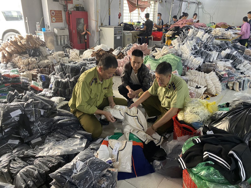 Tổng kho 100 ngàn đồ fake Adidas, Gucci tại thủ phủ Ninh Hiệp-1