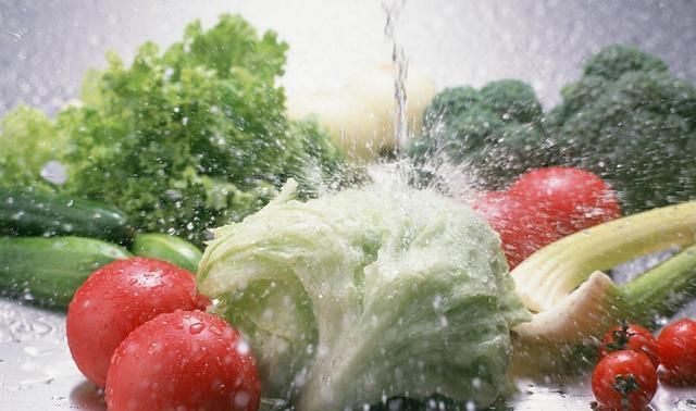 Rửa 3 loại rau này mà chỉ xả bằng nước chẳng khác nào không rửa! Thêm ngay thứ này, mọi chất bẩn sẽ tự động trôi ra ngoài-1