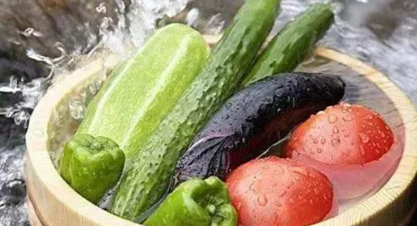 Rửa 3 loại rau này mà chỉ xả bằng nước chẳng khác nào không rửa! Thêm ngay thứ này, mọi chất bẩn sẽ tự động trôi ra ngoài-2