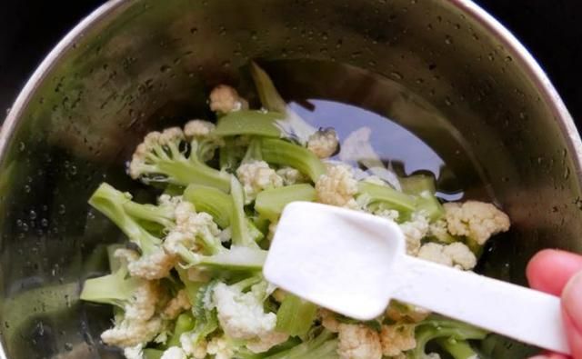 Rửa 3 loại rau này mà chỉ xả bằng nước chẳng khác nào không rửa! Thêm ngay thứ này, mọi chất bẩn sẽ tự động trôi ra ngoài-3