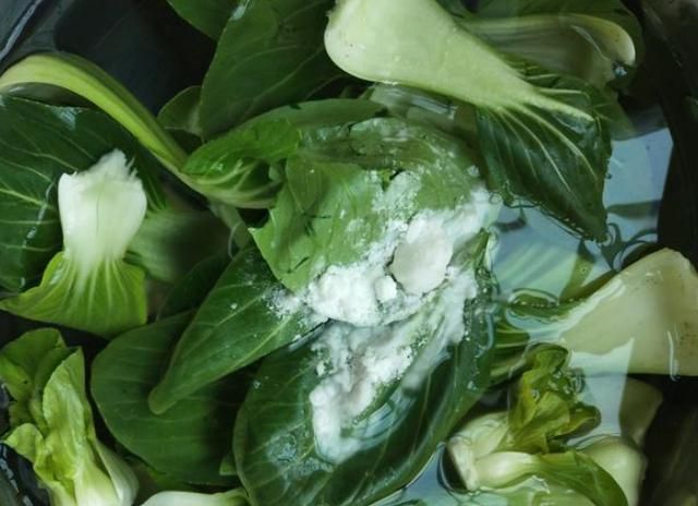 Rửa 3 loại rau này mà chỉ xả bằng nước chẳng khác nào không rửa! Thêm ngay thứ này, mọi chất bẩn sẽ tự động trôi ra ngoài-4