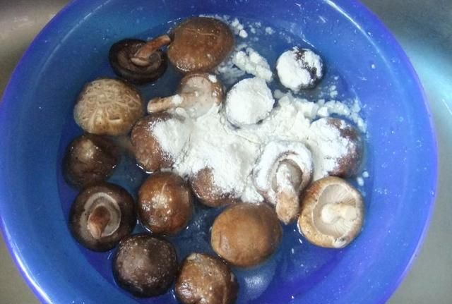 Rửa 3 loại rau này mà chỉ xả bằng nước chẳng khác nào không rửa! Thêm ngay thứ này, mọi chất bẩn sẽ tự động trôi ra ngoài-5