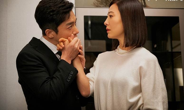 Ký đơn ly hôn xong, người chồng tức tối tháo ảnh cưới mang vứt, ai ngờ thứ rơi ra sau khung ảnh khiến anh hối hận cùng cực-2