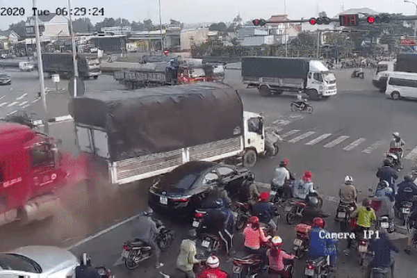 Xe container tông hàng loạt phương tiện đang dừng chờ đèn đỏ