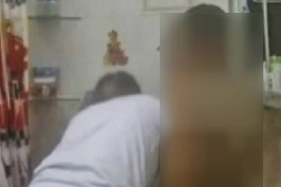 Nhận hình ảnh và video liên tục về con trai mình từ nữ giúp việc, người phụ nữ tái xanh mặt vội vàng nhờ cảnh sát giúp đỡ