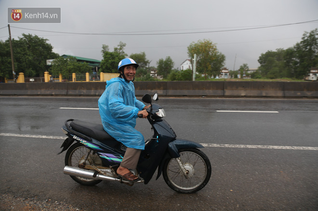 Bác trưởng xóm có trong danh sách cứu trợ: Tôi mong Thủy Tiên vào nhà kiểm tra, nếu gia đình không đủ điều kiện nhận hỗ trợ tôi sẽ trực tiếp xin lỗi-14