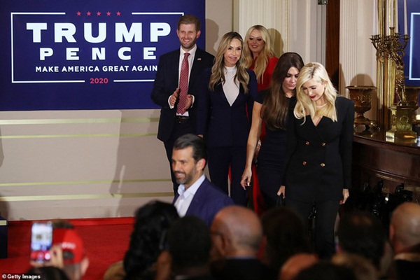 Các con ông Trump nở nụ cười rạng rỡ tham gia tiệc theo dõi kết quả bầu cử, nữ thần Nhà Trắng Ivanka nổi bật với vẻ đẹp hoàn hảo-1