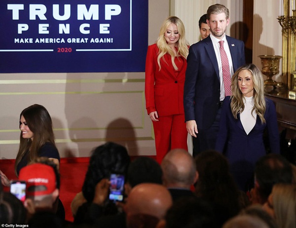 Các con ông Trump nở nụ cười rạng rỡ tham gia tiệc theo dõi kết quả bầu cử, nữ thần Nhà Trắng Ivanka nổi bật với vẻ đẹp hoàn hảo-2