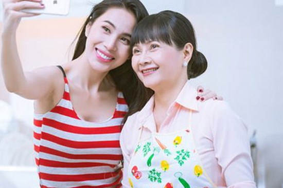 Mẹ ruột Thủy Tiên: 'Tôi thật sự đau lòng xót dạ con mình lắm'