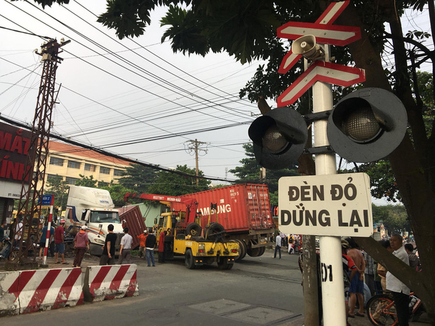 Nhân viên đường sắt ngủ quên không gác chắn, xe container bị tàu hoả tông đứt rời-1