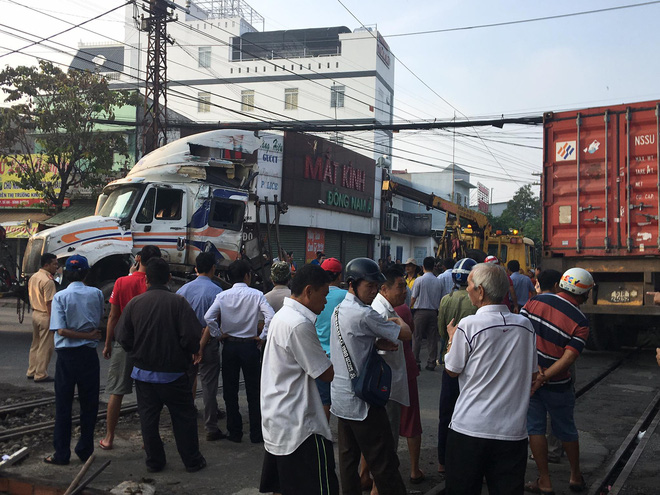 Nhân viên đường sắt ngủ quên không gác chắn, xe container bị tàu hoả tông đứt rời-2