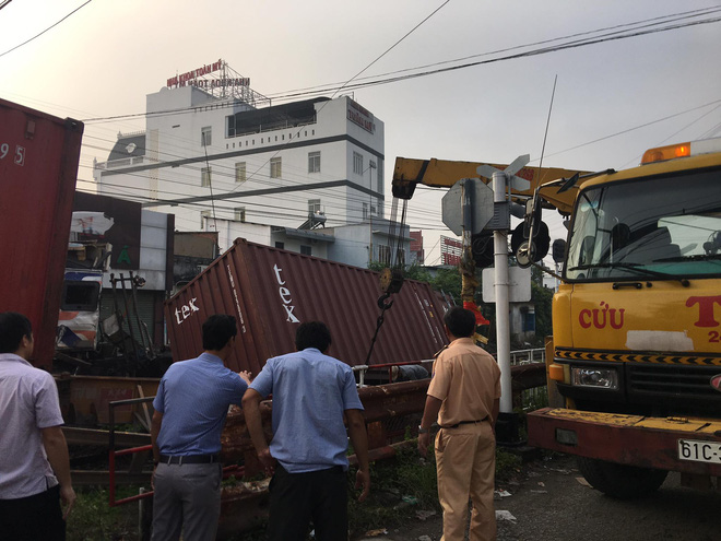 Nhân viên đường sắt ngủ quên không gác chắn, xe container bị tàu hoả tông đứt rời-3