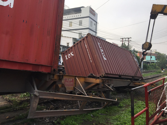 Nhân viên đường sắt ngủ quên không gác chắn, xe container bị tàu hoả tông đứt rời-4