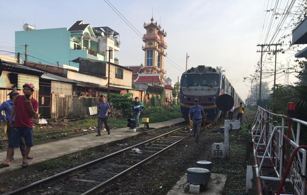 Nhân viên đường sắt ngủ quên không gác chắn, xe container bị tàu hoả tông đứt rời-5