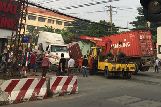 Nhân viên đường sắt ngủ quên không gác chắn, xe container bị tàu hoả tông đứt rời