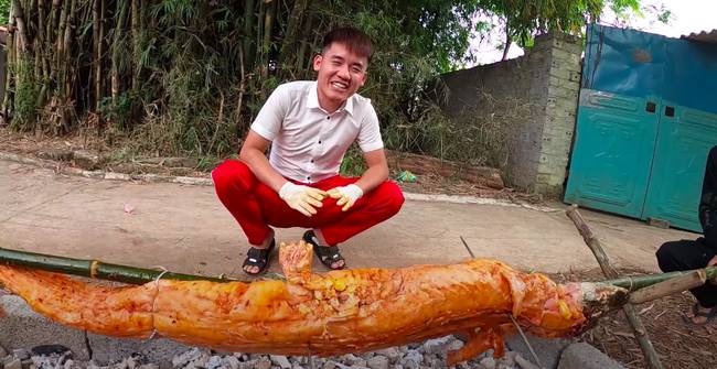 Ăn mừng chiếc xe mới mua chỉ với 40 triệu, Hưng Vlog và mẹ làm món cá sấu nướng siêu cay nhưng lại bị bóc phốt ở một điểm này-2