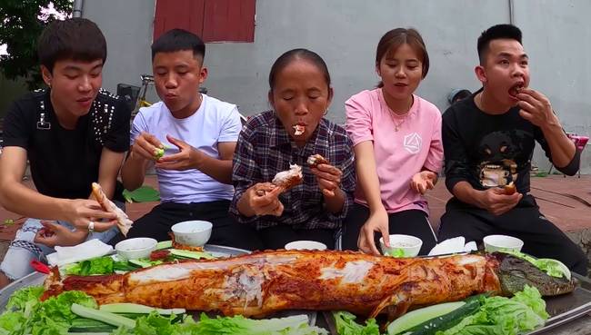 Ăn mừng chiếc xe mới mua chỉ với 40 triệu, Hưng Vlog và mẹ làm món cá sấu nướng siêu cay nhưng lại bị bóc phốt ở một điểm này-3