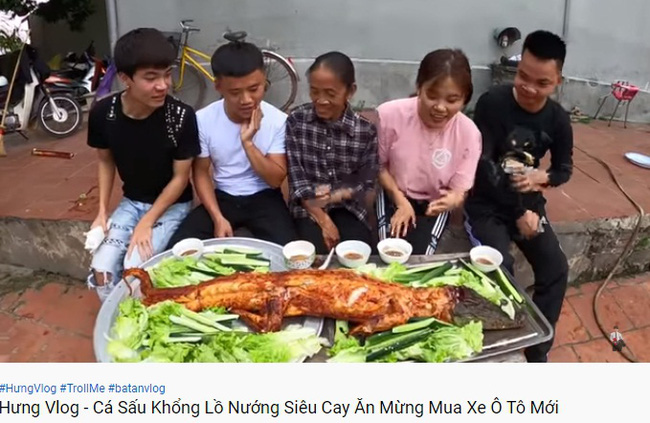 Ăn mừng chiếc xe mới mua chỉ với 40 triệu, Hưng Vlog và mẹ làm món cá sấu nướng siêu cay nhưng lại bị bóc phốt ở một điểm này-4