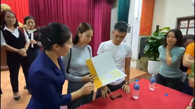 Cán bộ xã đưa 2 người nông dân đến gặp Thủy Tiên và cái kết cảm động tới bật khóc-4