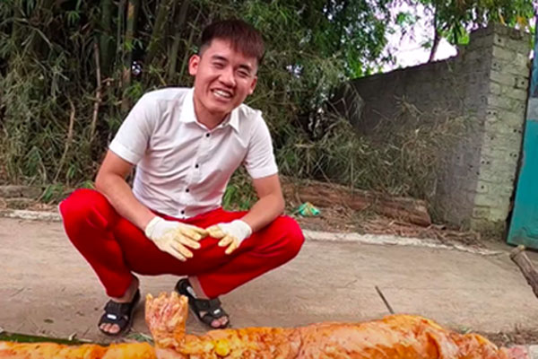 Con trai bà Tân Vlog trở lại với món chân gà nướng sốt siêu cay nhưng tiếp tục bị dân mạng ném đá khi soi được chi tiết vô lý này-9