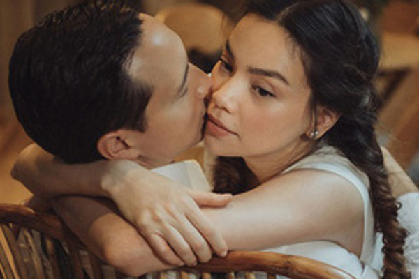 Khoảnh khắc Kim Lý nắm tay Hồ Ngọc Hà đưa tới tận cửa phòng sinh gây sốt-4