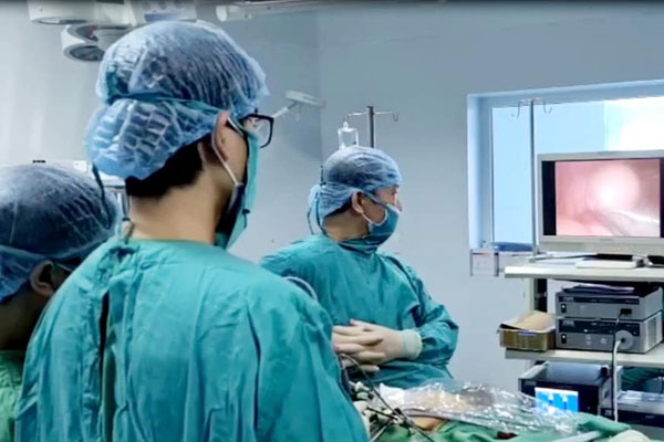 Người phụ nữ có khối u chứa đầy tóc trong buồng trứng-1