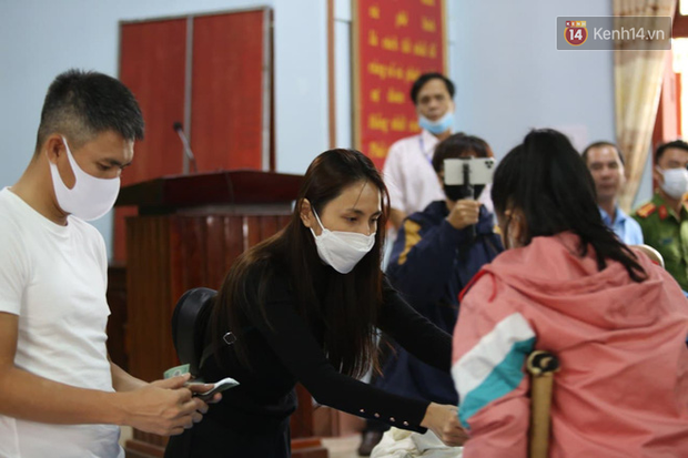 Chùm ảnh cận cảnh: Thủy Tiên quay lại Hải Lăng - Quảng Trị, người dân xếp hàng dài chờ nhận tiền cứu trợ-15
