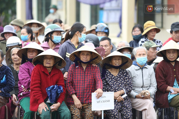 Chùm ảnh cận cảnh: Thủy Tiên quay lại Hải Lăng - Quảng Trị, người dân xếp hàng dài chờ nhận tiền cứu trợ-6