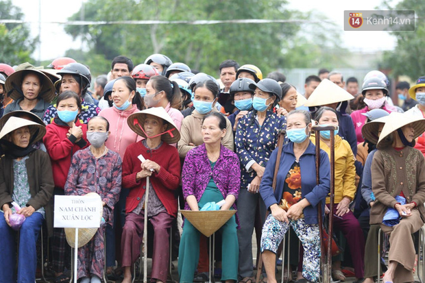 Chùm ảnh cận cảnh: Thủy Tiên quay lại Hải Lăng - Quảng Trị, người dân xếp hàng dài chờ nhận tiền cứu trợ-8