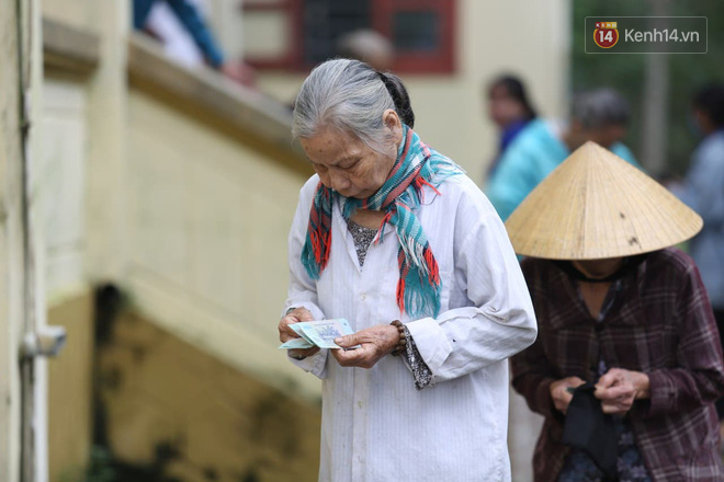 Chùm ảnh cận cảnh: Thủy Tiên quay lại Hải Lăng - Quảng Trị, người dân xếp hàng dài chờ nhận tiền cứu trợ-18