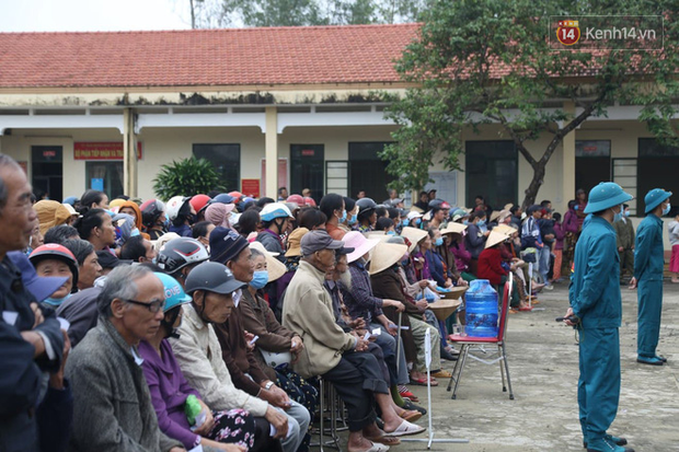 Chùm ảnh cận cảnh: Thủy Tiên quay lại Hải Lăng - Quảng Trị, người dân xếp hàng dài chờ nhận tiền cứu trợ-5